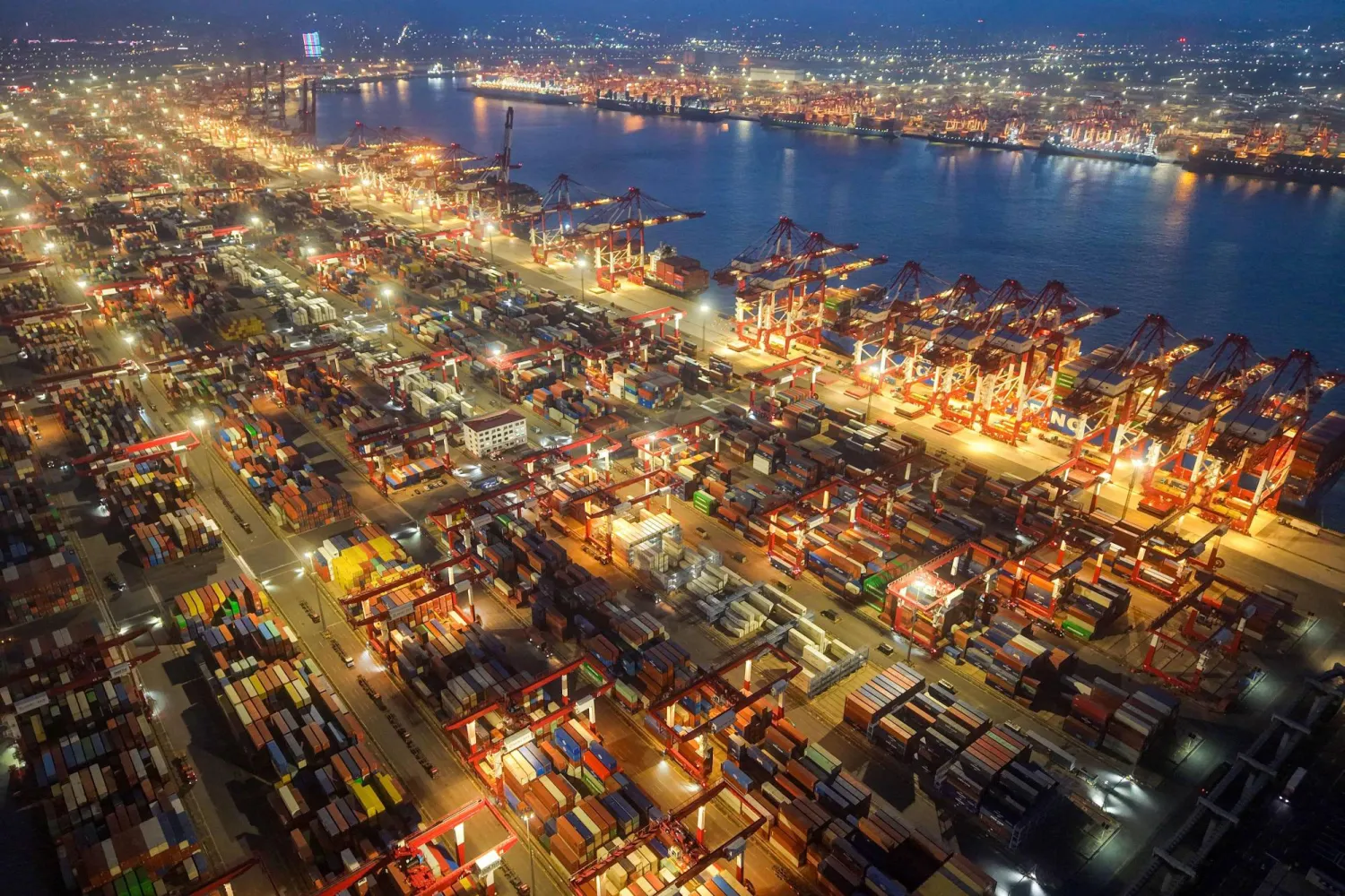 آلاف الحاويات المعدَّة للتصدير في ميناء قوينغداو شرق الصين (أ.ف.ب)