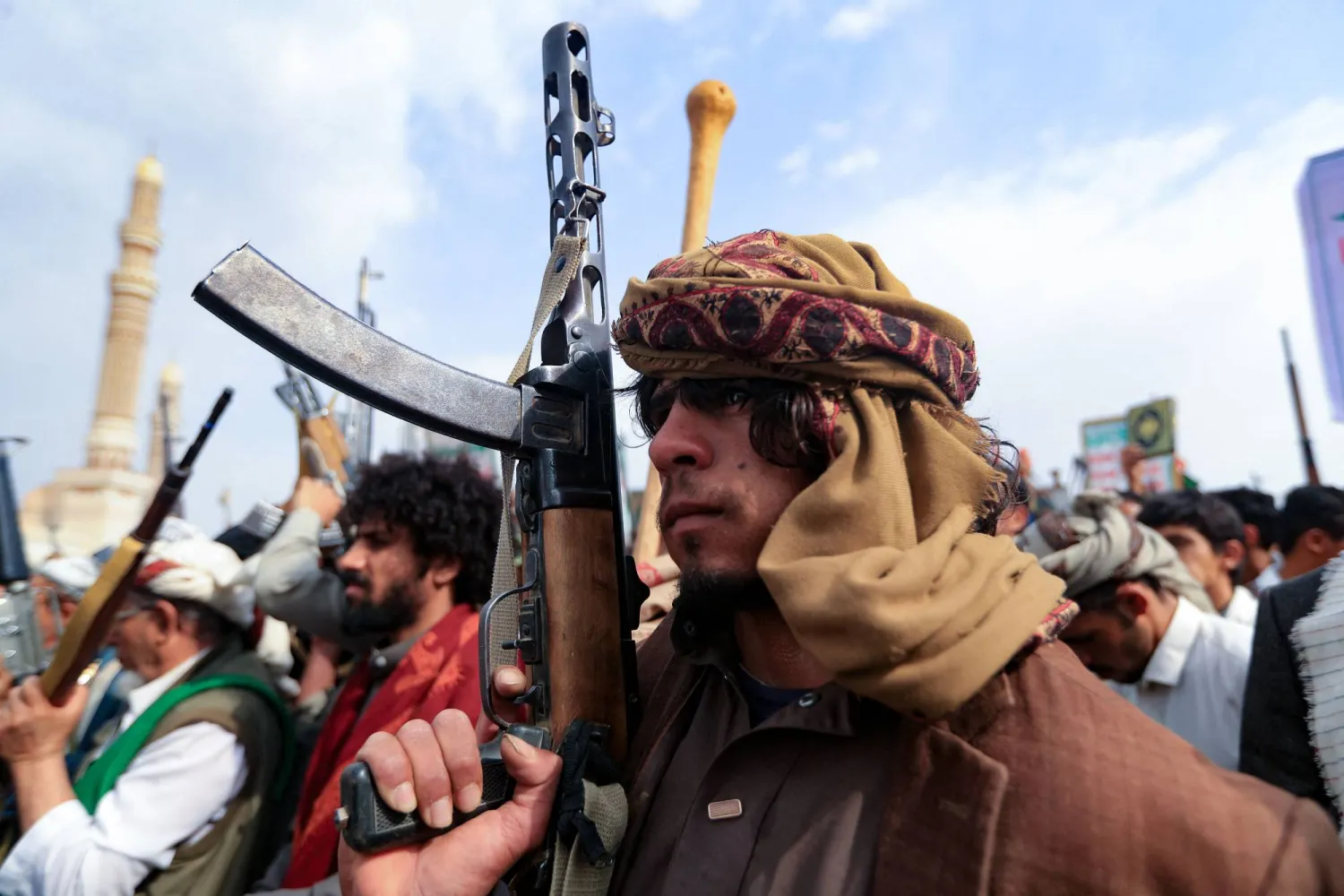 عنصر حوثي خلال حشد للجماعة في العاصمة اليمنية المختطفة صنعاء (أ.ف.ب)