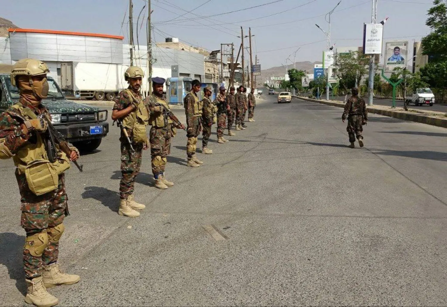 انتشار حوثي لترهيب السكان في شوارع صنعاء (إكس)