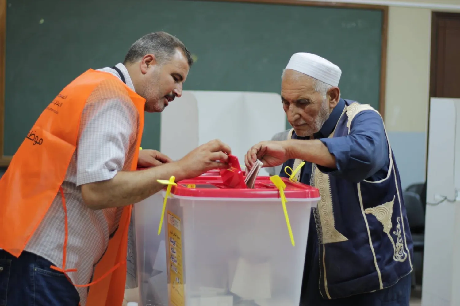 مسن ليبي يدلي بصوته في الانتخابات البلدية الليبية في 16 أغسطس (مفوضية الانتخابات)
