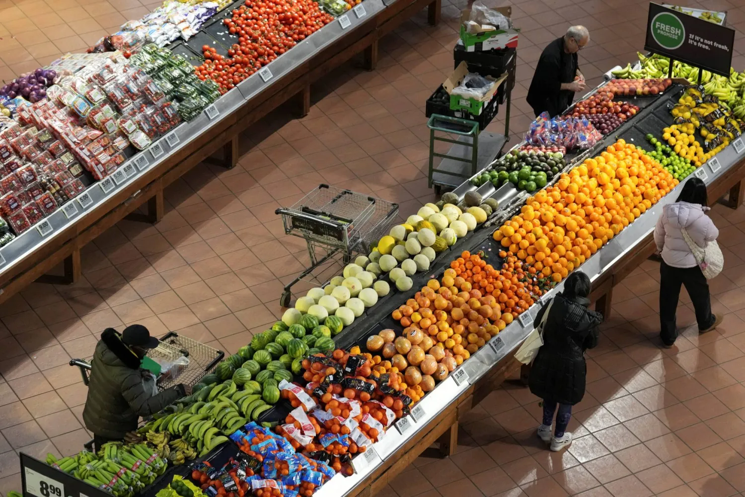 يتجول الأشخاص بمتجر بقالة في تورونتو (رويترز)
