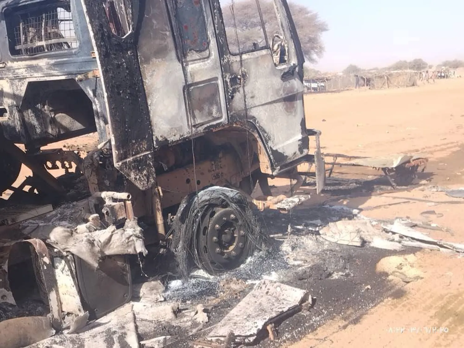 هجوم على قافلة مساعدات في الفاشر أبريل الماضي أدى إلى مقتل سائقين وتدمير شاحنات (الشرق الأوسط)