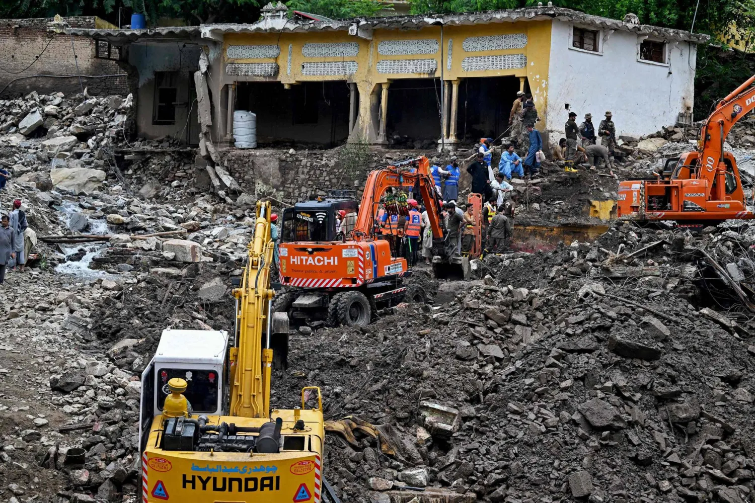 بأضواء الهواتف المحمولة... باكستانيون يبحثون عن أقاربهم وسط دمار خلَّفته الأمطار