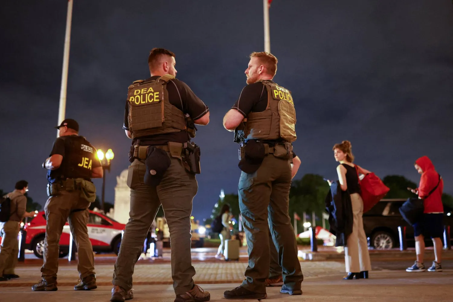 عملاء فيدراليون يقومون بدورية بعد أن نشر الرئيس الأميركي دونالد ترمب الحرس الوطني وأمر بزيادة وجود قوات إنفاذ القانون للمساعدة على منع الجريمة في العاصمة واشنطن... 18 أغسطس 2025 (رويترز)