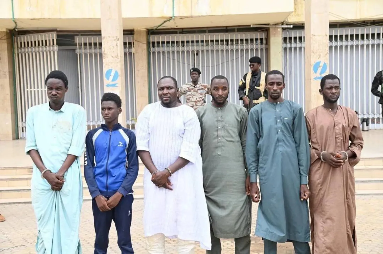 نجل مؤسس «بوكو حرام» يرتدي بدلة رياضية زرقاء ومعه عناصر «داعش» الموقوفون من طرف تشاد (إعلام محلي)