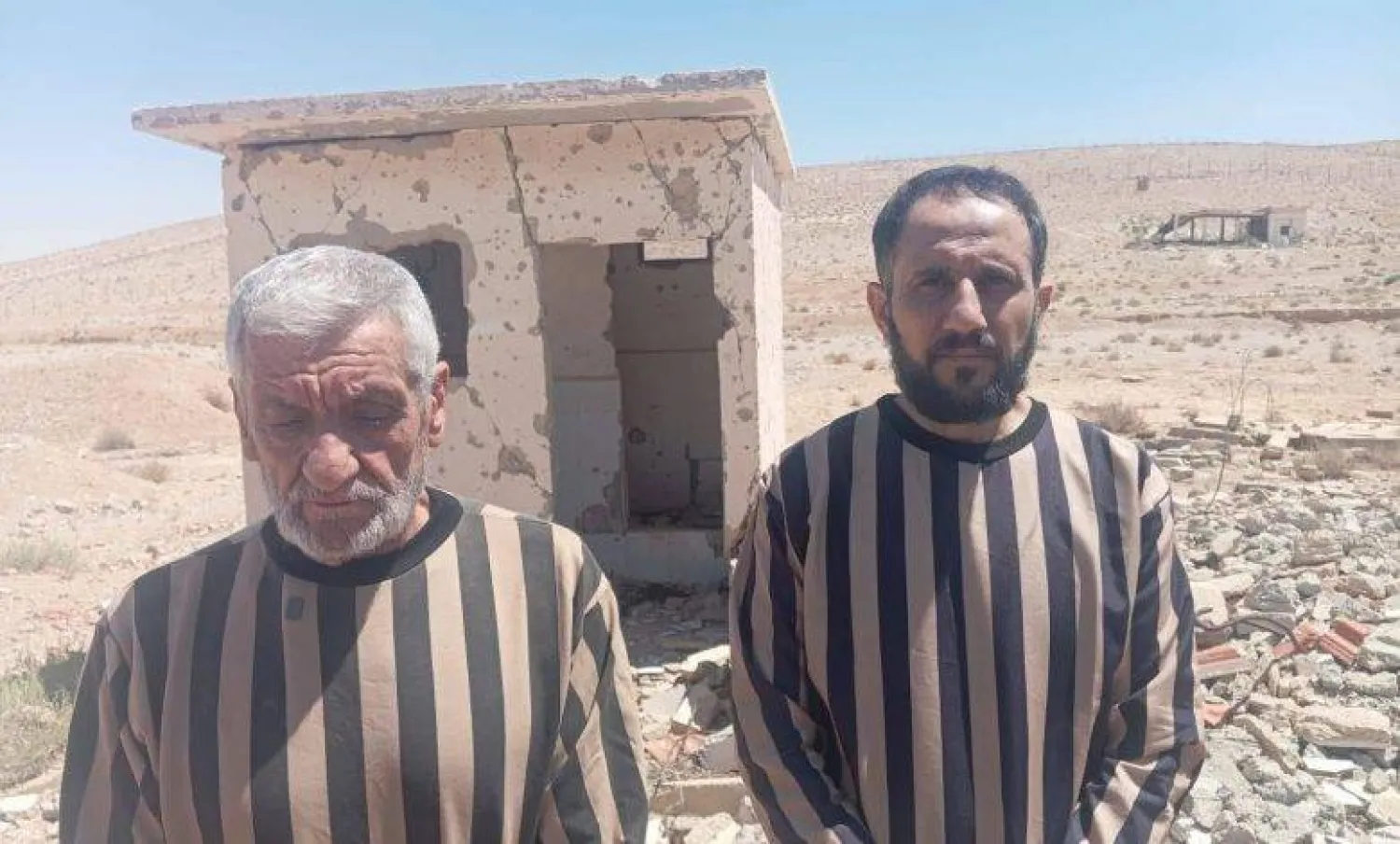 العقيد يائيل حسن العلي وضابط أمن المستودعات وجيه إبراهيم في ثياب المتهمين (موقع عكس السير)