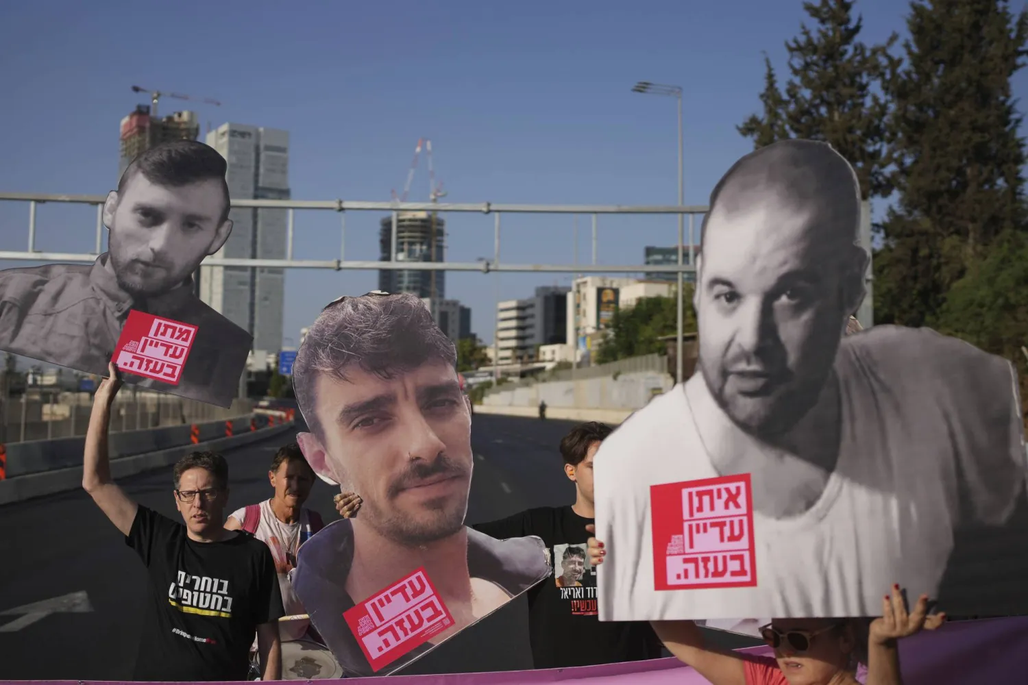 الحكومة الإسرائيلية تقول إنها ترغب في إعادة جميع الرهائن المحتجزين بغزة في أي اتفاق مقبل (أ.ب)