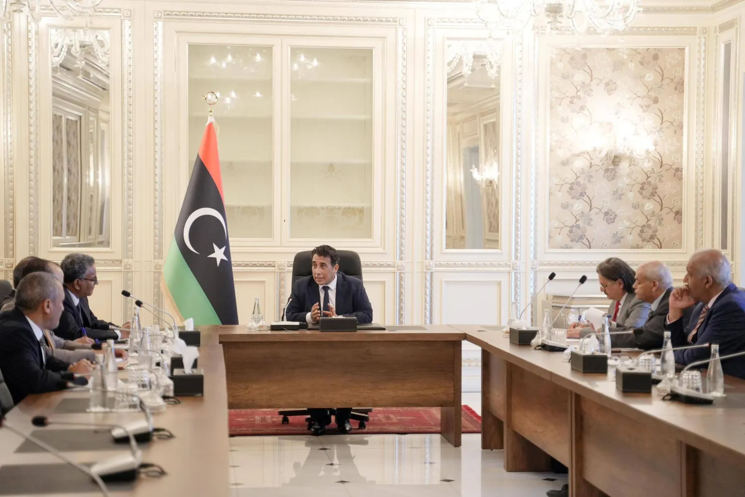 المنفي خلال ترؤسه اجتماع اللجنة المالية العليا (المجلس الرئاسي الليبي)