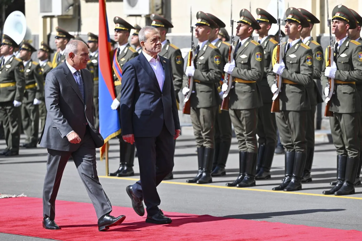 باشينيان (يسار) وبزشكيان خلال مراسم استقبال رسمية في يريفان اليوم (إ.ب.أ)