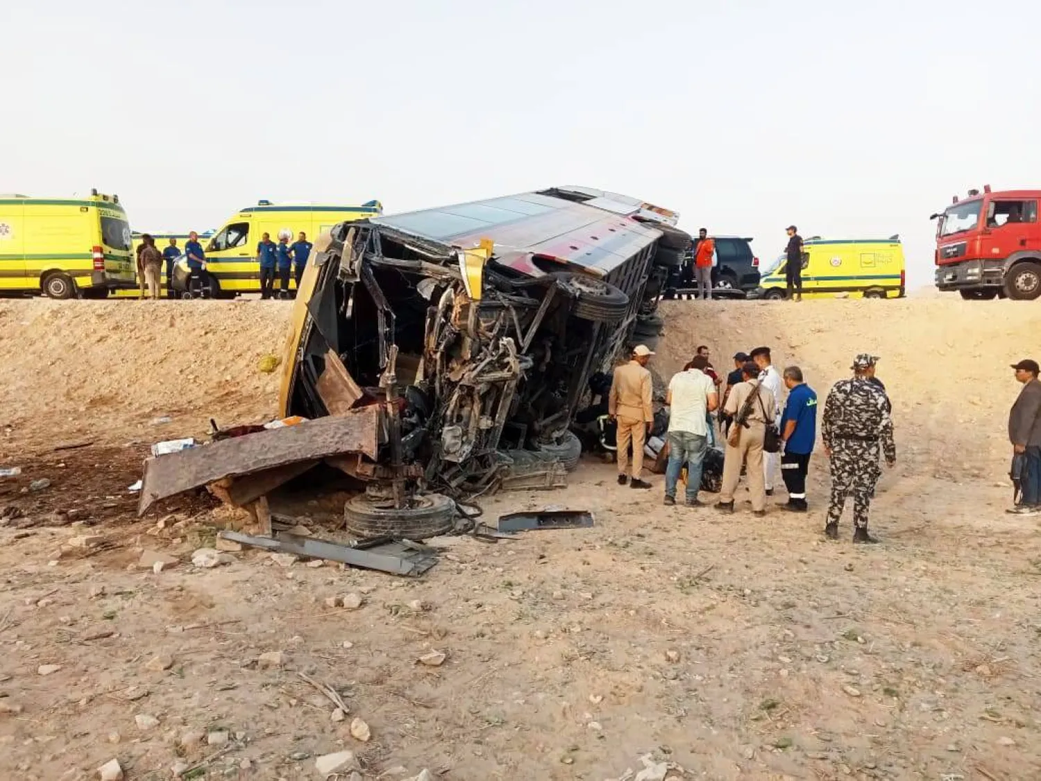 حادث اصطدام حافلة بمقطورة جرار زراعي على الطريق الصحراوي الغربي في أسيوط (صعيد مصر) الأحد أسفر عن مقتل شخصين وإصابة 31 آخرين (محافظة أسيوط)