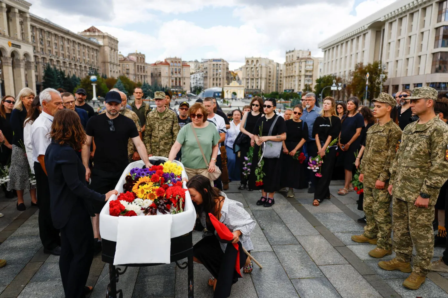 يكرمون ديفيد تشيتشكان الفنان والعسكري الأوكراني الذي قُتل مؤخراً في قتال ضد القوات الروسية بمنطقة زابوريزهيا في ساحة الاستقلال بكييف 18 أغسطس 2025 (رويترز)