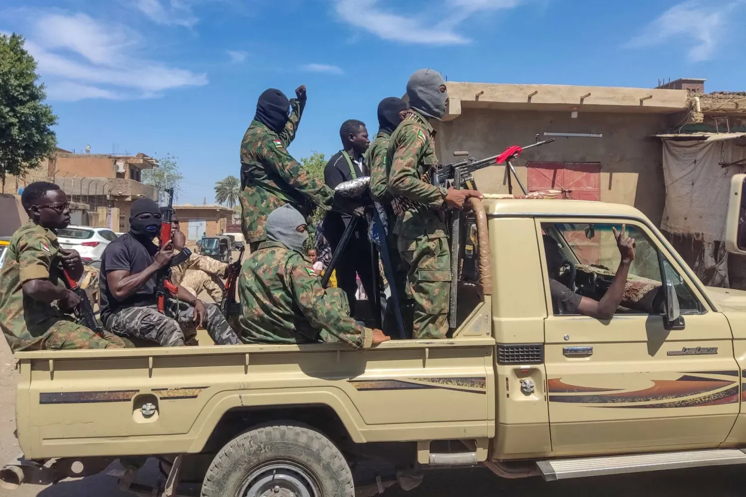 Sudan'ın doğusundaki el-Gadarif'te orduyu destekleyen Sudan Halk Direnişi unsurları (AFP)