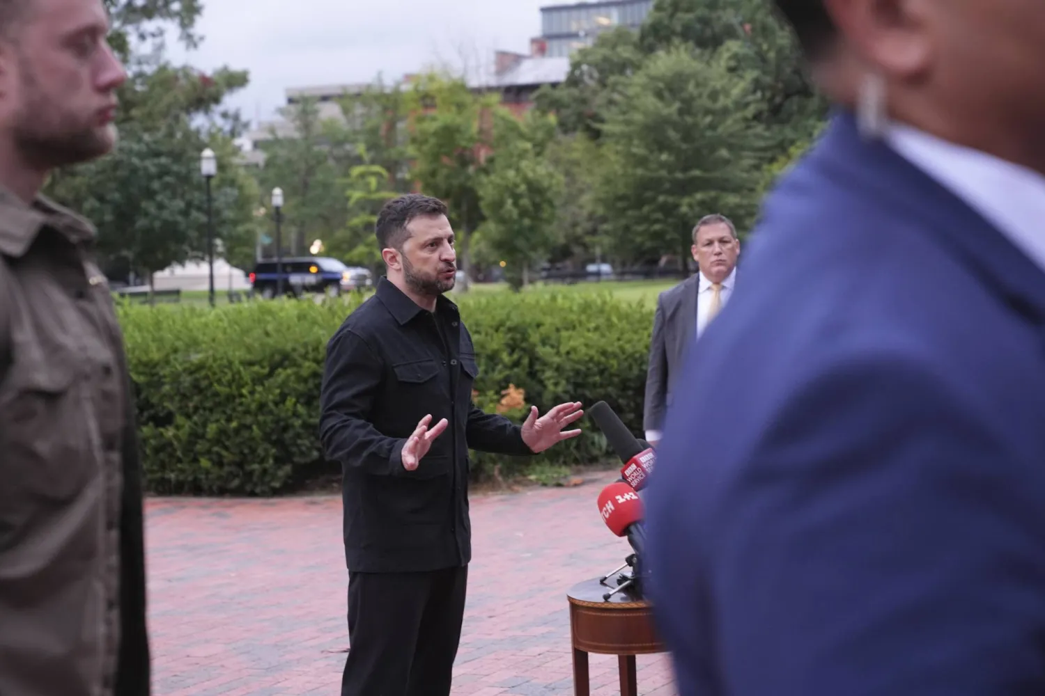 الرئيس الأوكراني فولوديمير زيلينسكي يتحدث في إحدى حدائق البيت الأبيض... الاثنين 18 أغسطس 2025 (أ.ب)