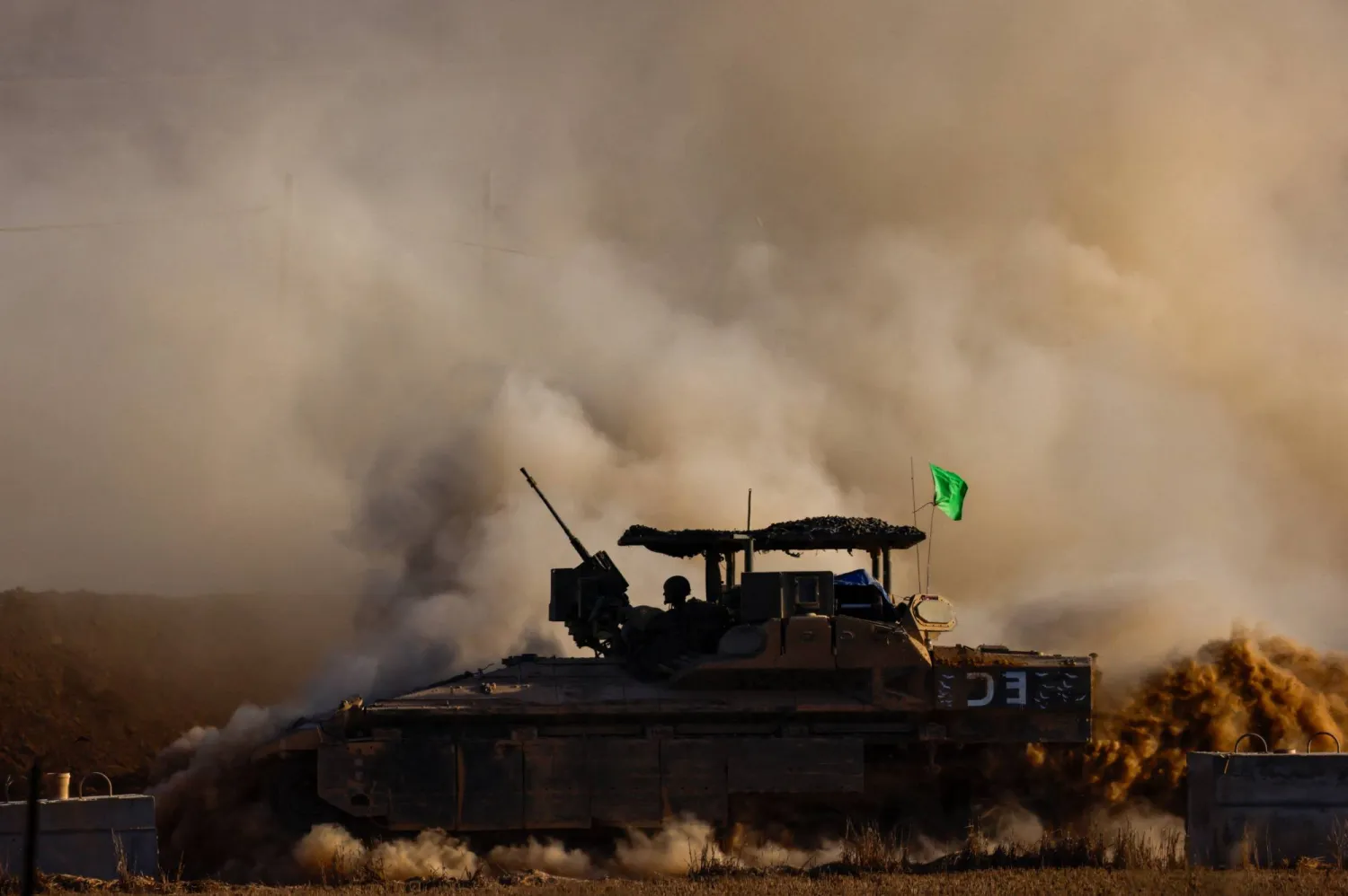 عربة مدرّعة إسرائيلية تتحرك قرب حدود قطاع غزة (رويترز) 