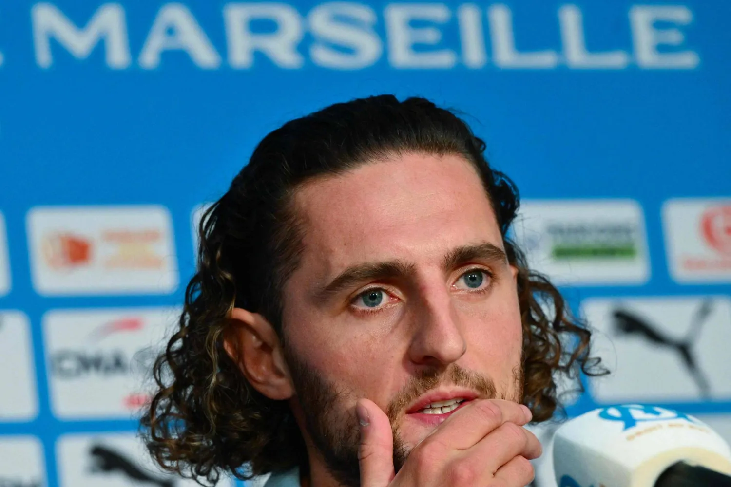 لاعب الوسط الدولي أدريان رابيو (أ.ف.ب)