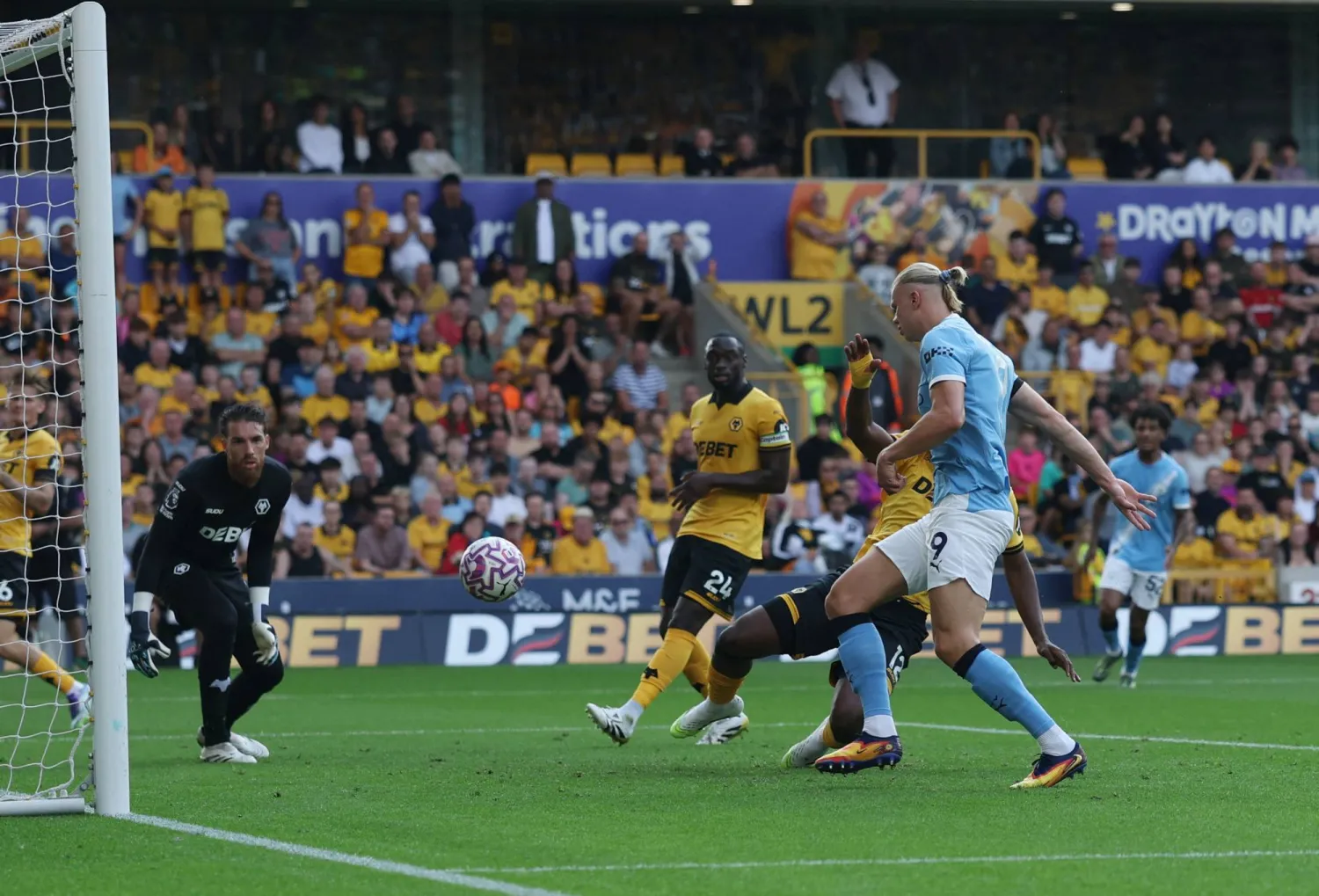 هالاند يفتتح رباعية مانشستر سيتي في شباك وولفرهامبتون (رويترز)