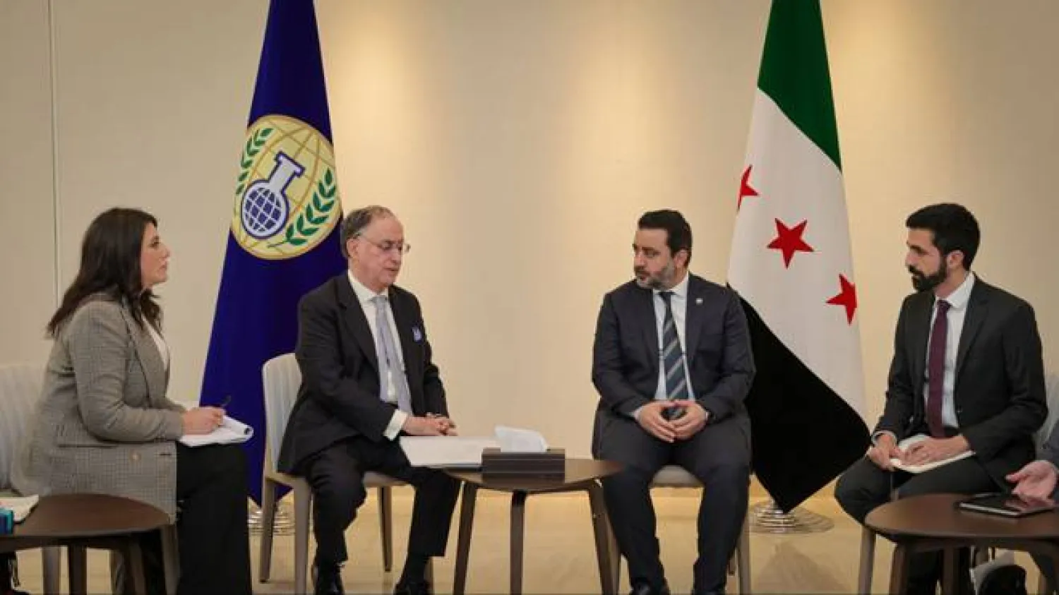 وزير الخارجية السوري أسعد الشيباني يستقبل وفداً من منظمة حظر الأسلحة الكيميائية فبراير الماضي ويبدو إبراهيم علبي الأول إلى اليمين (سانا)

