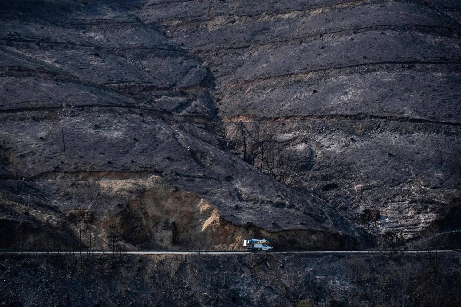 رئيس الوزراء الإسباني بيدرو سانشيز يقول إنه لا تزال هناك أوقات عصيبة لإخماد النيران (أ.ف.ب)