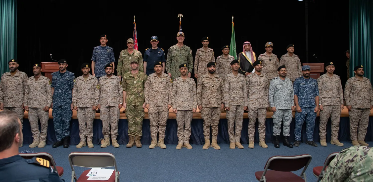 جَرَت مراسم التسليم والتسلم بحضور الفريق الركن محمد الغريبي والفريق جورج ويكف والسفير السديري (وزارة الدفاع السعودية)