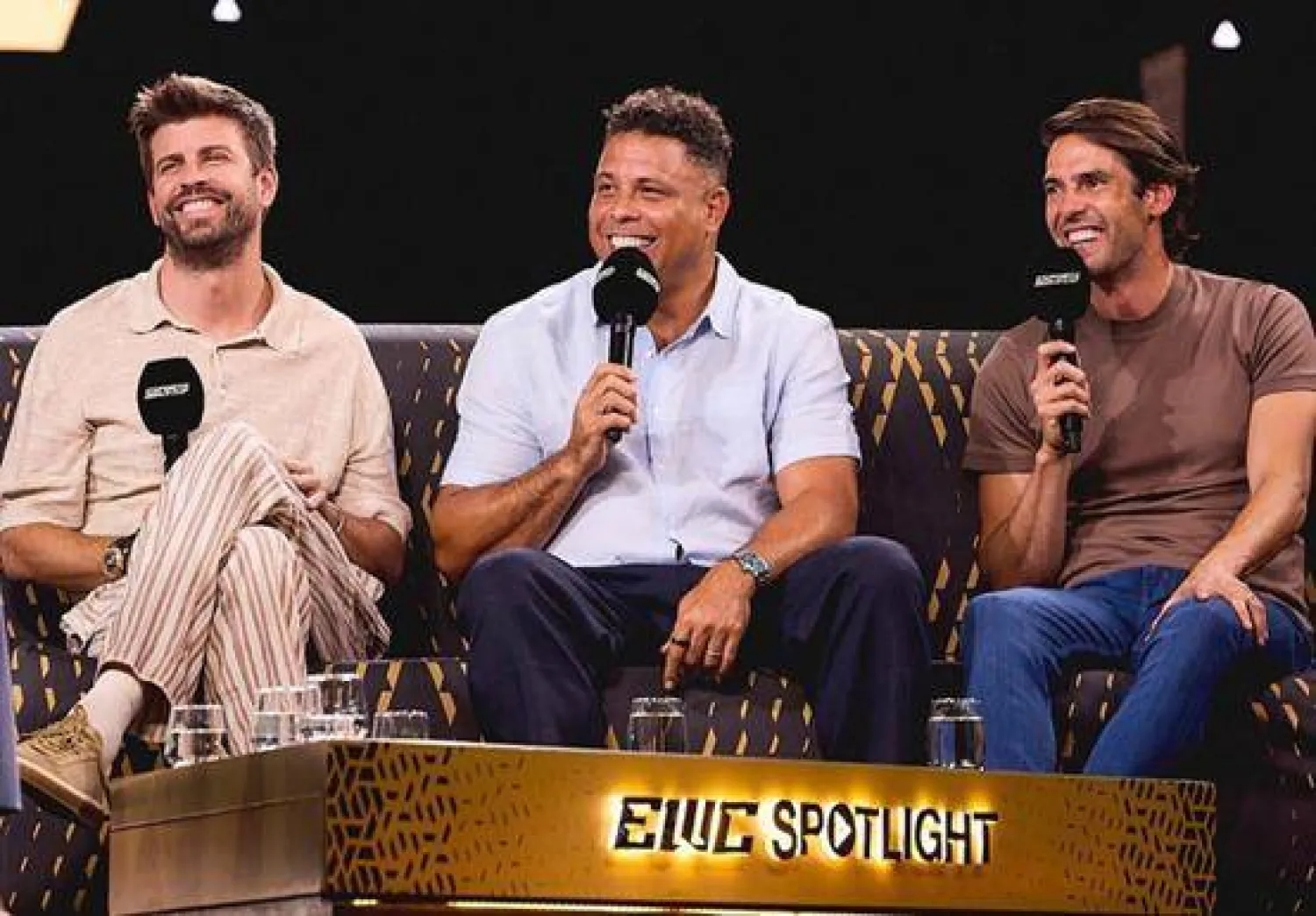 بيكيه إلى جوار كاكا ورونالدو نازاريو في الرياض (الشرق الأوسط) 