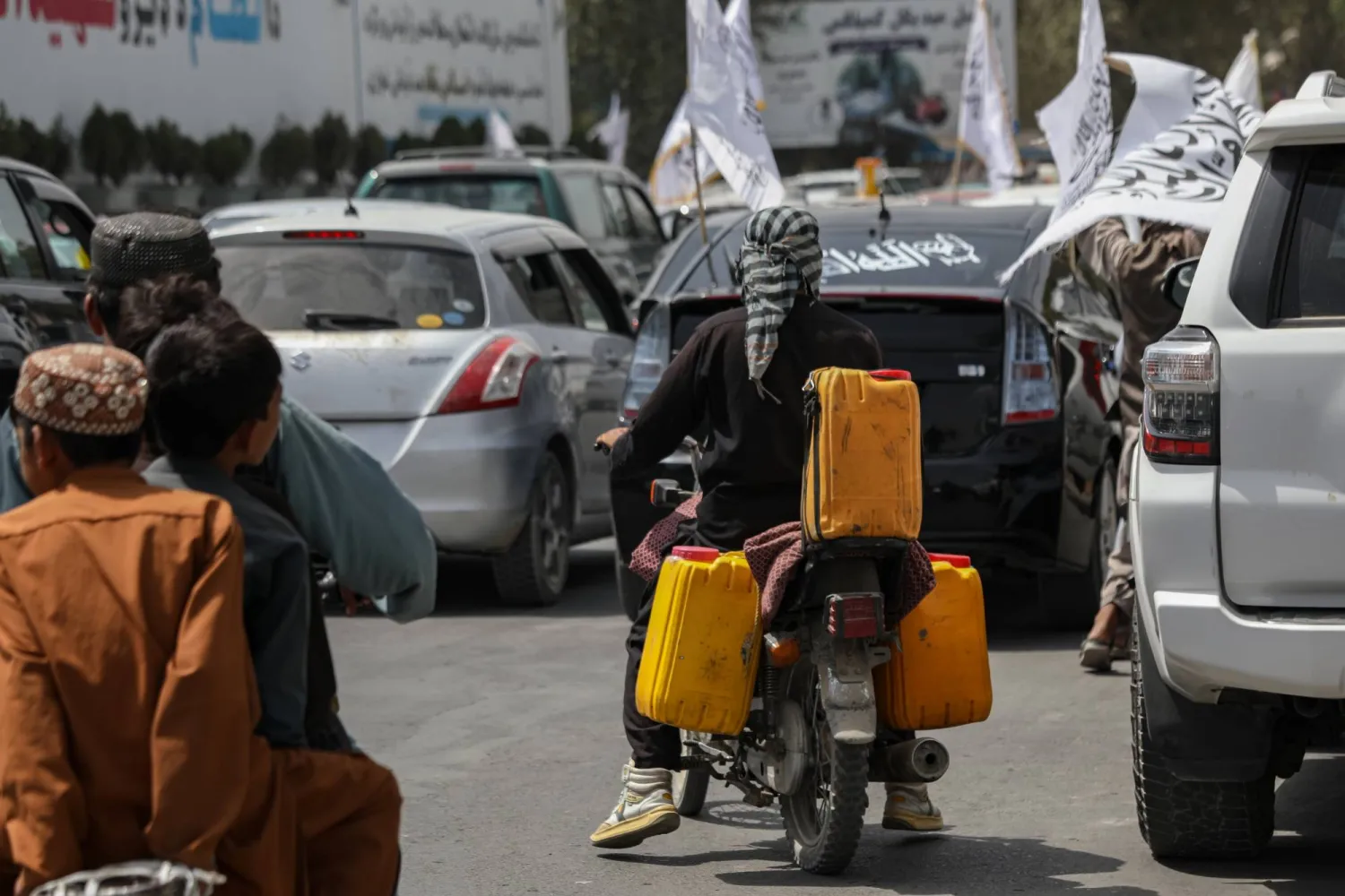 حركة مرور في كابول عاصمة أفغانستان يوم 16 أغسطس 2025 (إ.ب.أ)