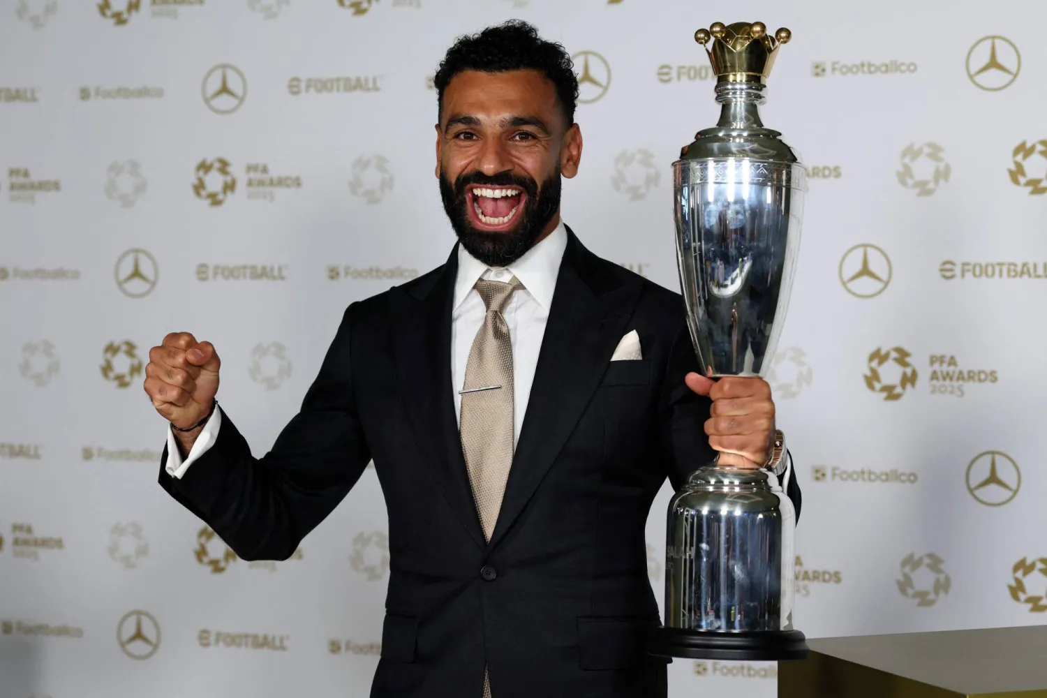  محمد صلاح نجم نادي ليفربول يحتفل بجائزة أفضل لاعب بالبريمرليغ (أ.ف.ب)