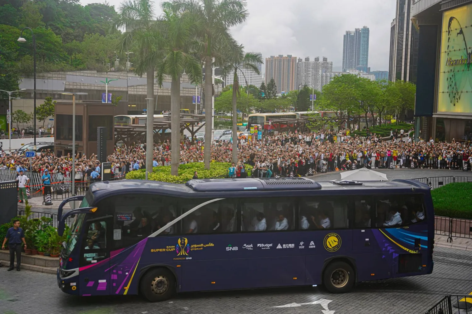 حافلة النصر لحظة مرورها امام الجماهير (نادي النصر)