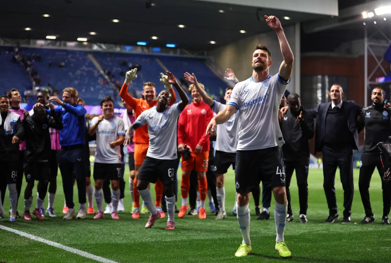 فرحة لاعبي كلوب بروغ البلجيكي بالفوز على رينجرز بأرضه (رويترز)