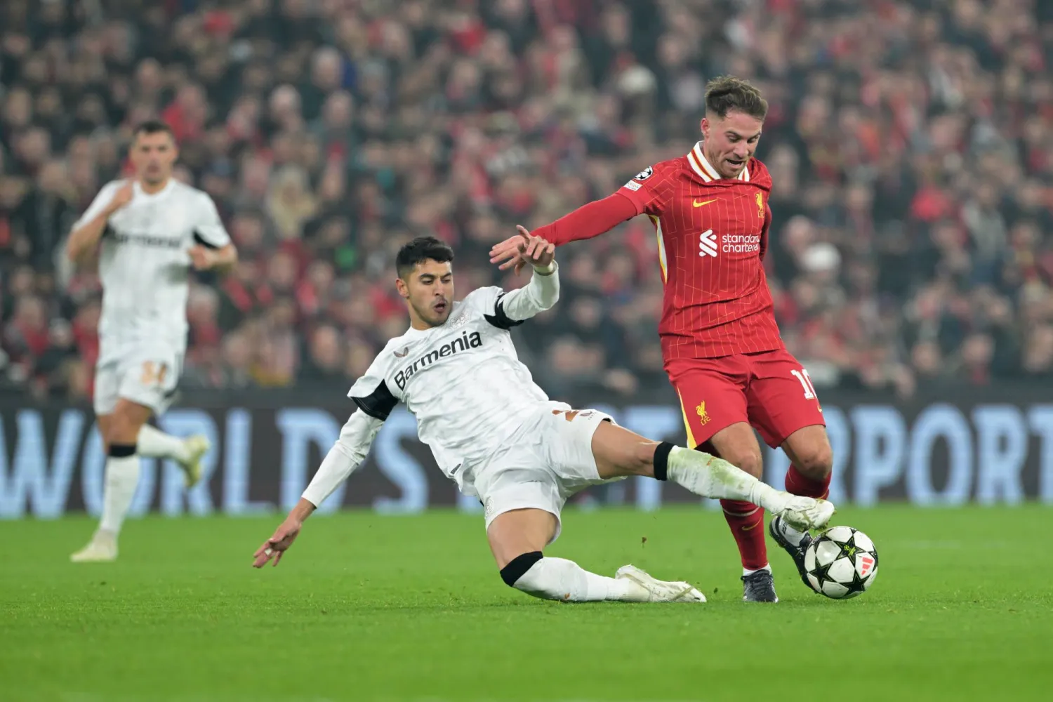 الأرجنتيني إسيكيل بالاسيوس (يسار) لاعب باير ليفركوزن (د.ب.أ)