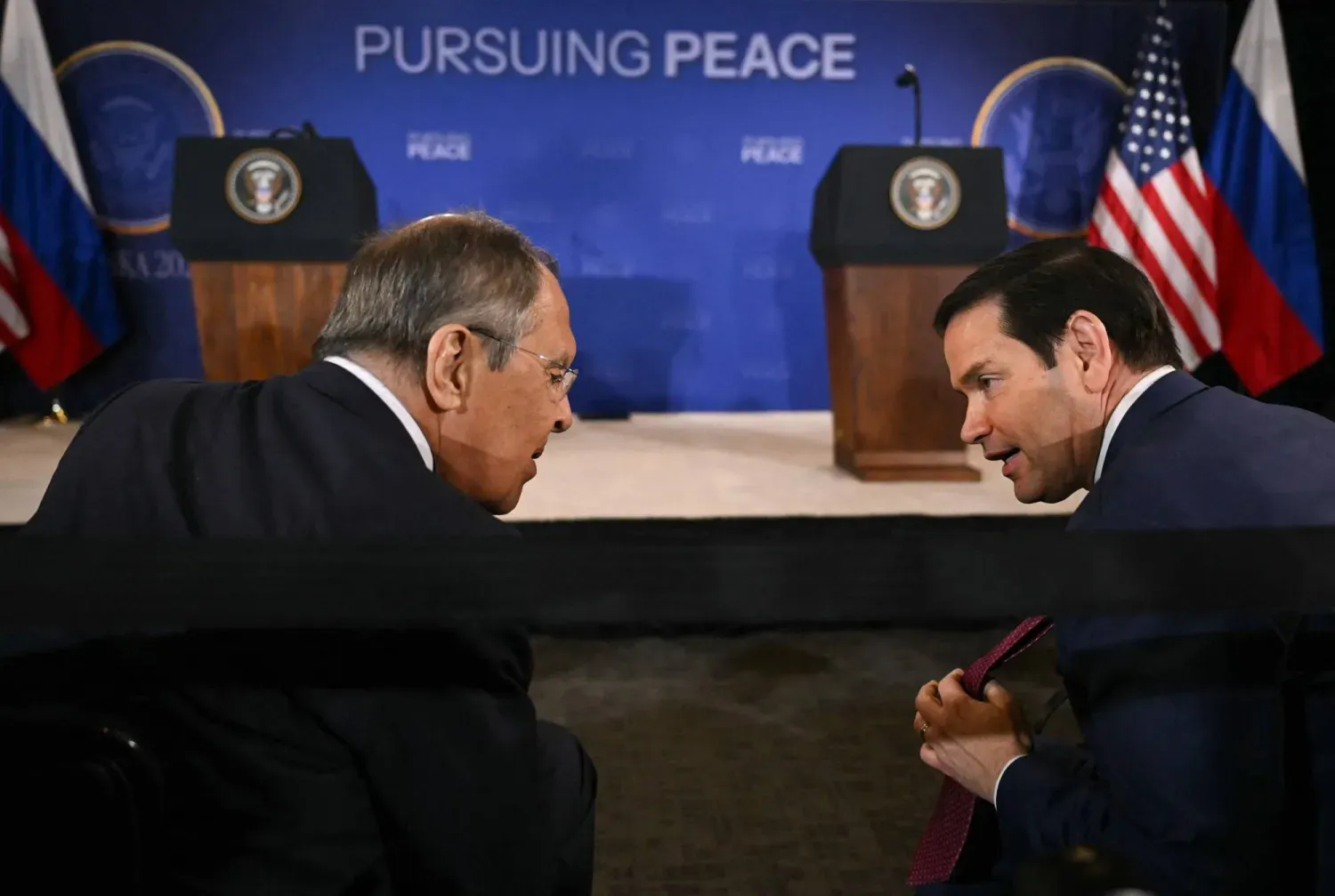 ABD Dışişleri Bakanı Marco Rubio ve Rusya Dışişleri Bakanı Sergey Lavrov, Trump ve Putin arasında 15 Ağustos'ta düzenlenen basın toplantısı öncesinde (AFP)