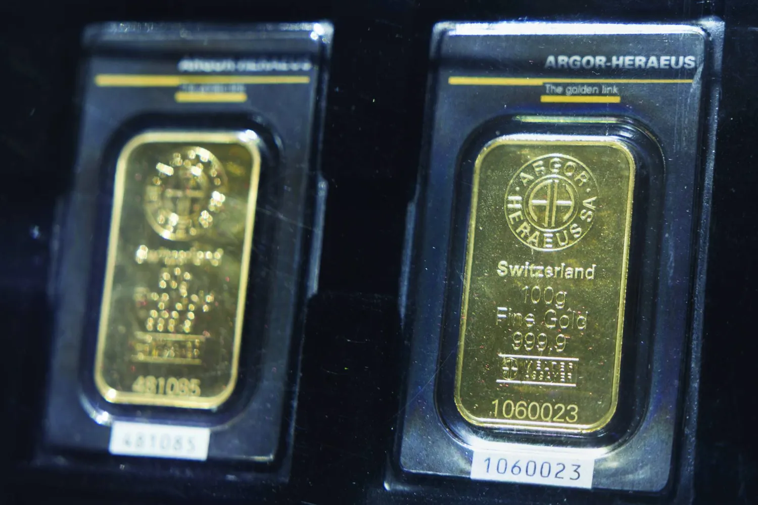 سبائك ذهب من إنتاج مصفاة الذهب السويسرية «أرغور هيراوس» معروضة في برن بسويسرا (أ.ب)