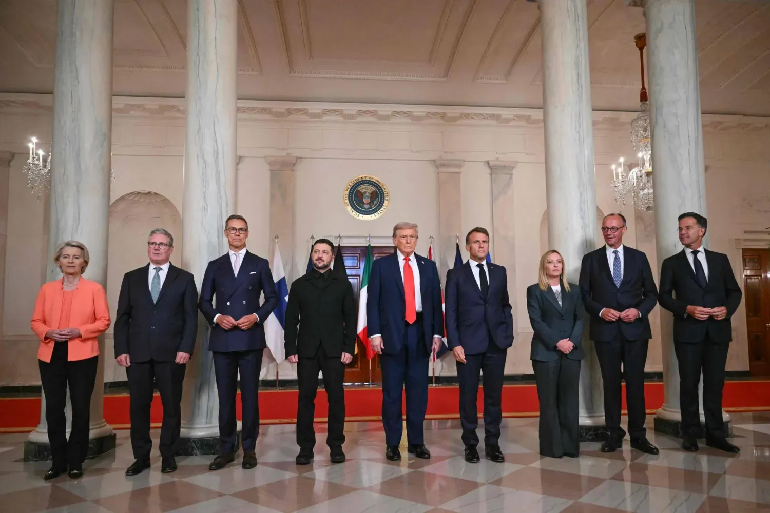 Ursula von der Leyen, Keir Starmer, Finlandiya Başbakanı Alexander Stubb, Ukrayna Başbakanı Volodimir Zelenskiy, ABD Başbakanı Donald Trump, Fransa Başbakanı Emmanuel Macron, İtalya Başbakanı Giorgia Meloni, Almanya Başbakanı Friedrich Merz ve NATO Genel Sekreteri Mark Rutte, Washington DC'deki Beyaz Saray'da toplu fotoğraf çektirdi (AFP)