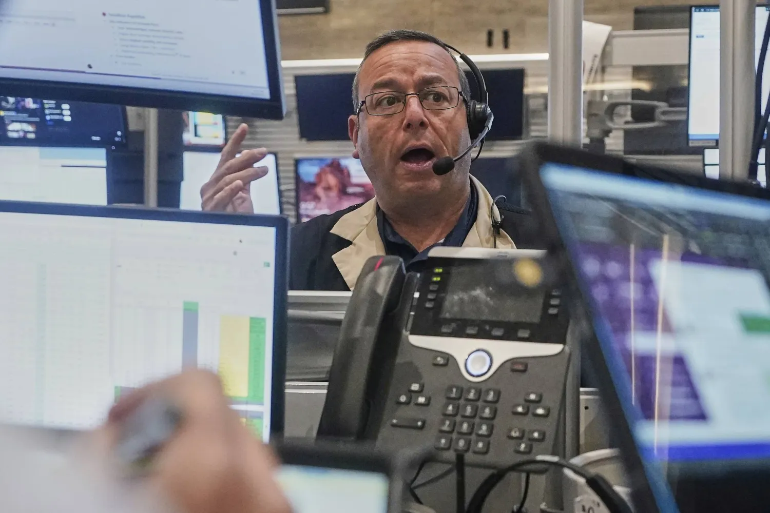 متداول يعمل ببورصة نيويورك (أ.ب)