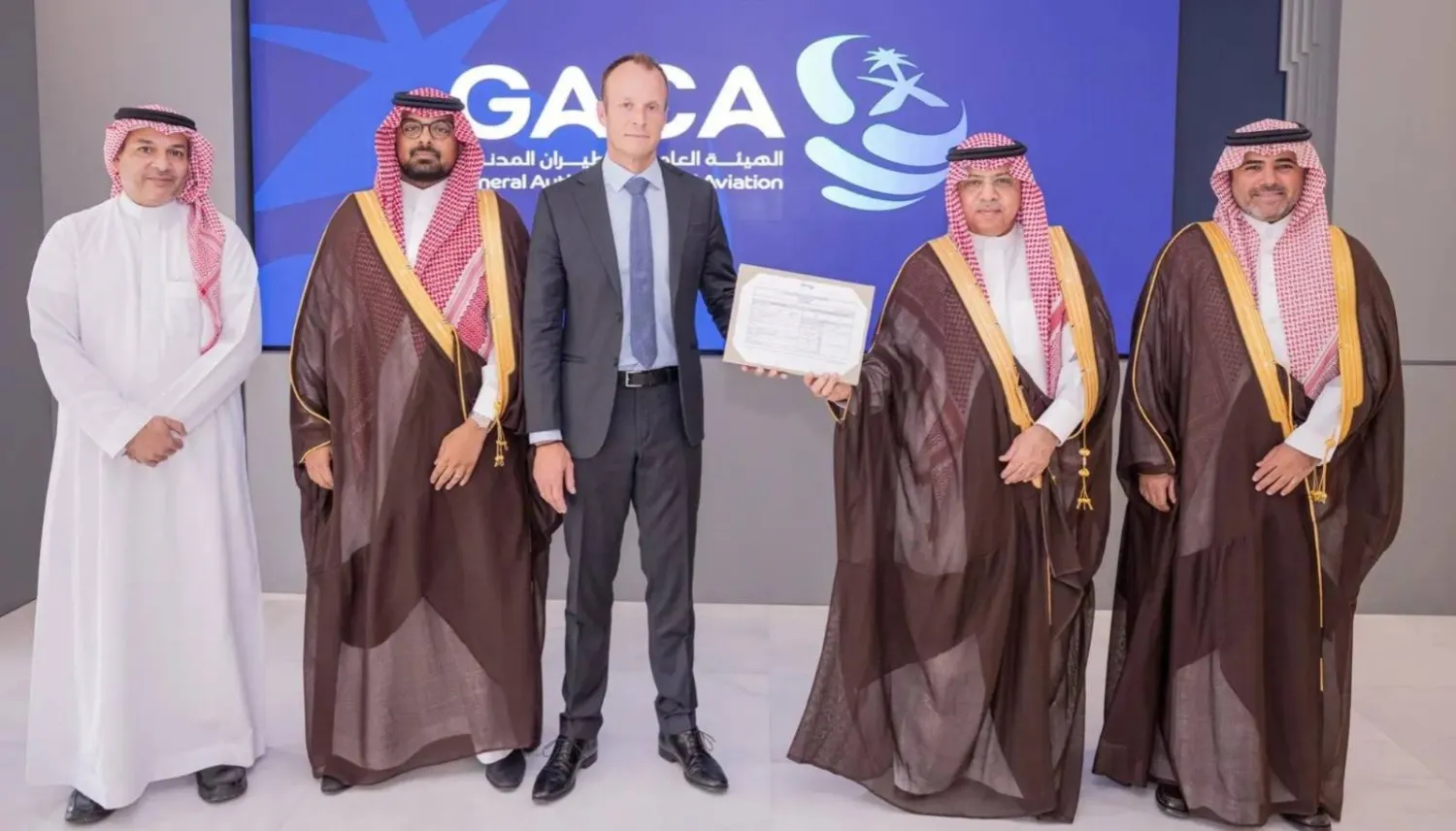 صورة جماعية بعد منح الهيئة العامة للطيران المدني شهادة أول مشغل أجنبي لشركة «فيستاجيت» (واس) 