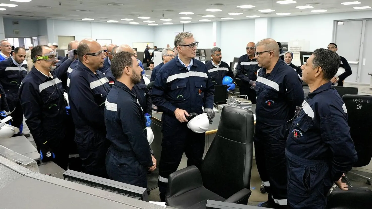 وزير البترول المصري خلال تفقده مصفاة تكرير «ميدور» (وزارة البترول المصرية)