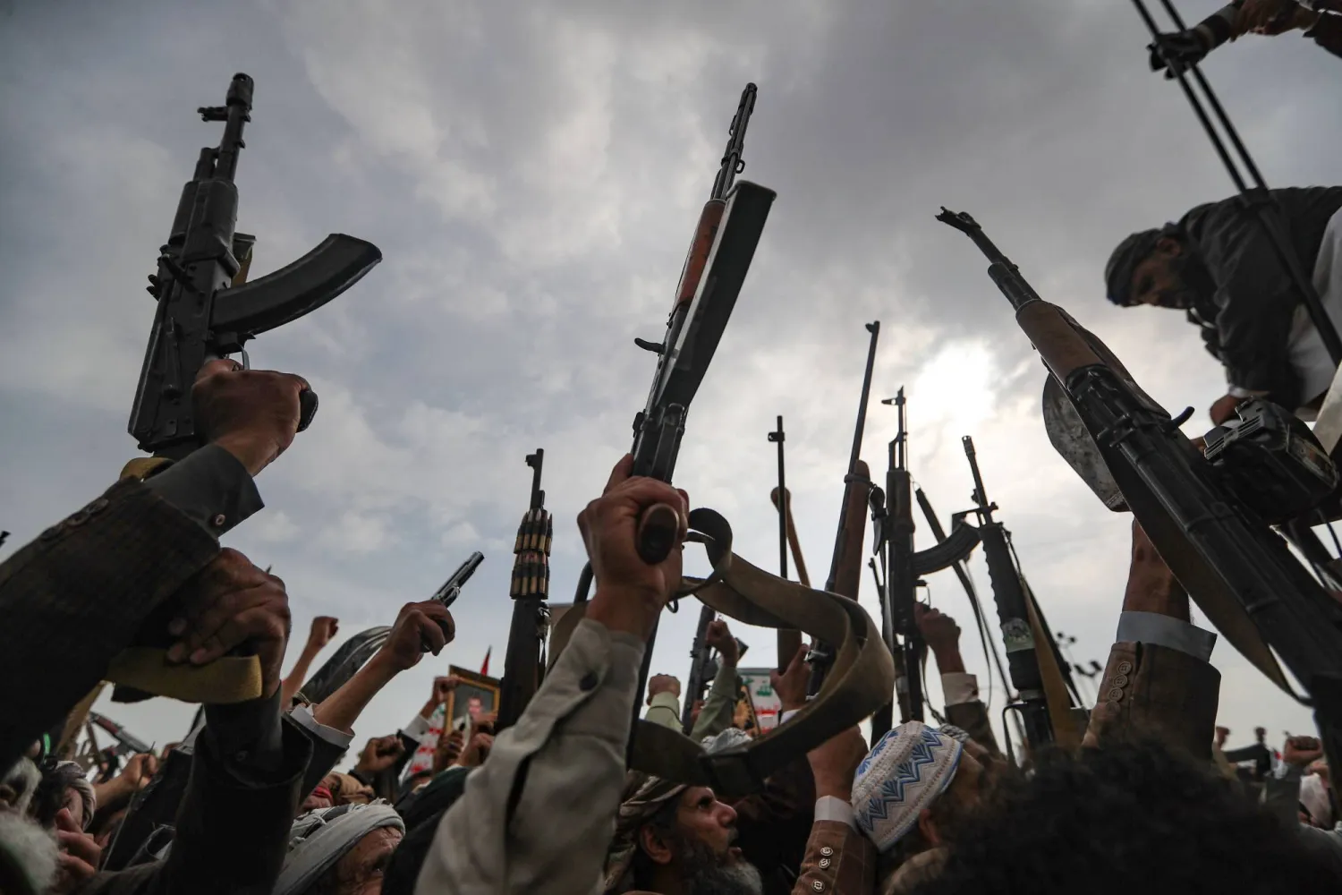 الحوثيون يستخدمون القوة لإرهاب المكونات السياسية والمجتمعات القبلية الخاضعة لهم (أ.ف.ب)