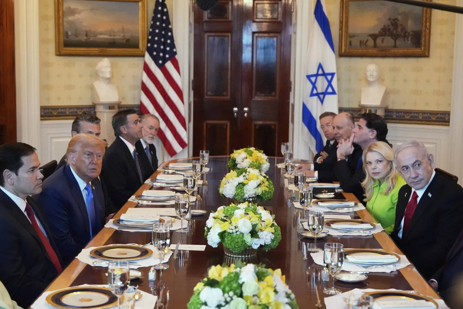 التقى ترمب نتنياهو على عشاء خاص بدلاً من إجراء محادثات رسمية في المكتب البيضاوي (أ.ب)