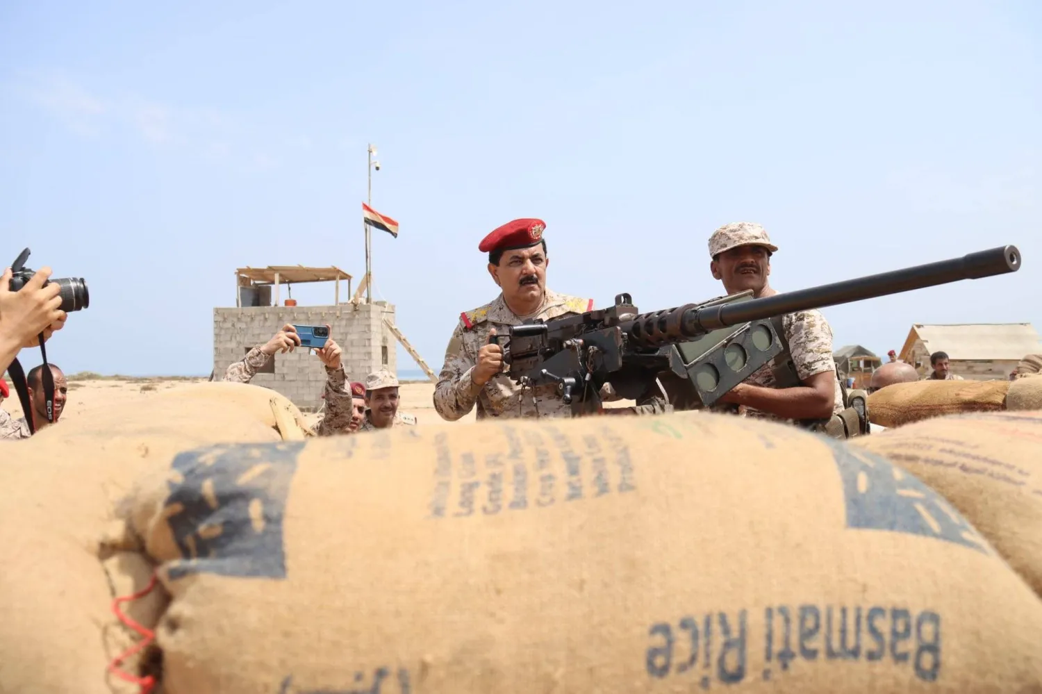 الفريق محسن الداعري خلال زيارته المنطقة العسكرية الخامسة (حساب الوزير على «إكس»)