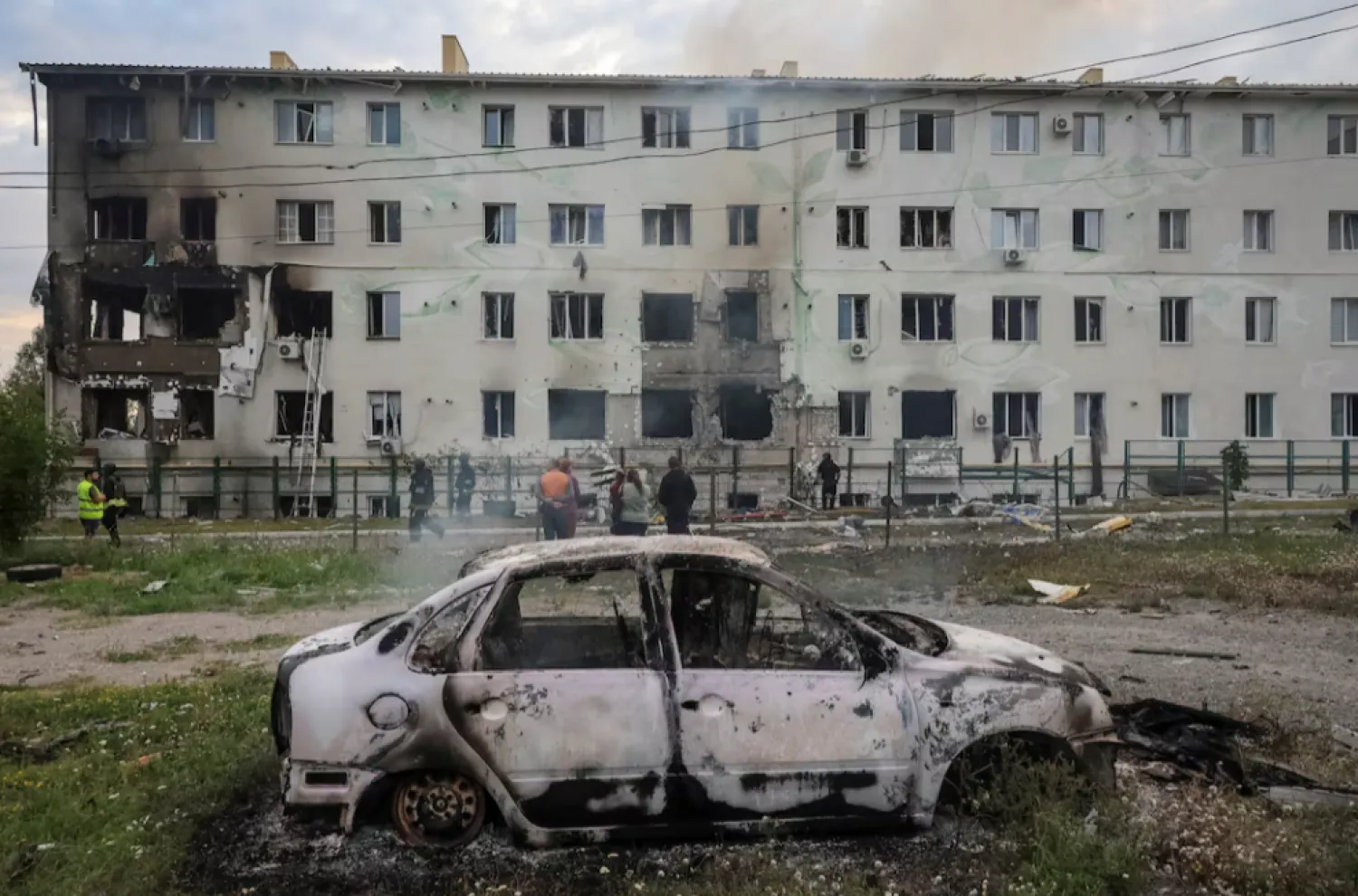 A view shows the site of the apartment building hit by Russian drone strike, amid Russia's attack on Ukraine, in Kharkiv, Ukraine August 18, 2025. REUTERS/Vyacheslav Madiyevskyy