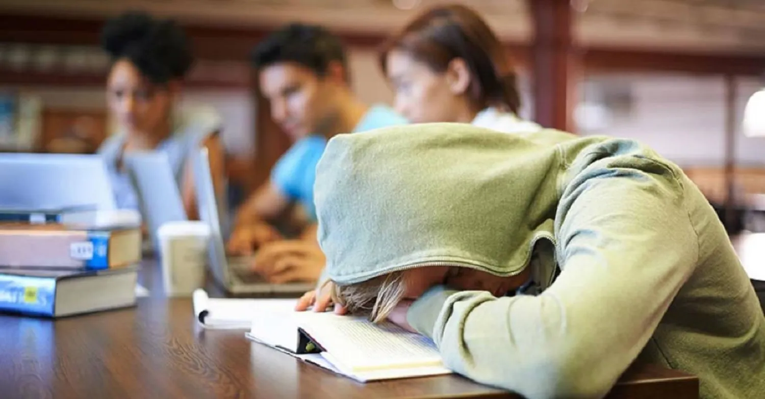 النعاس المفرط أثناء النهار يؤثر على التركيز وأداء الأنشطة اليومية (جامعة ميشيغان)