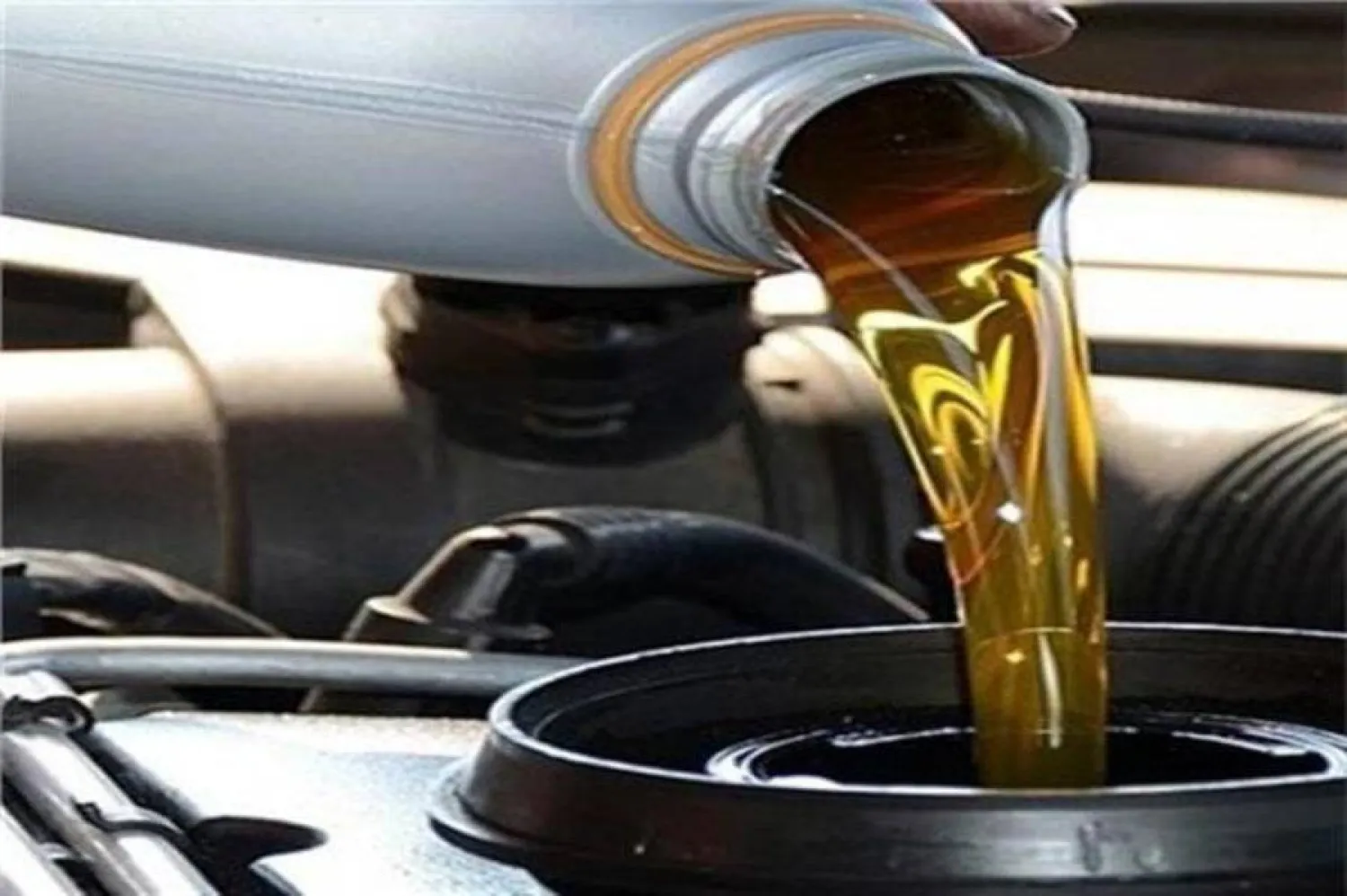 شخص يفرّغ زيت الوقود في أحد البراميل (إكس)