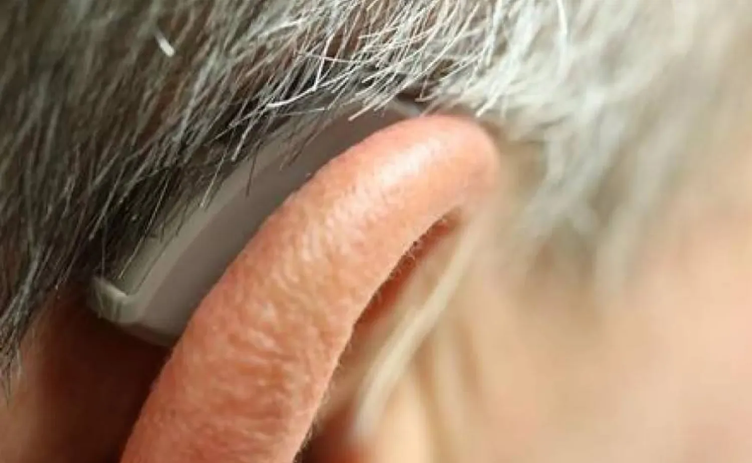 فقدان السمع من العوامل المعروفة وراء خطر الإصابة بالخرف (رويترز)