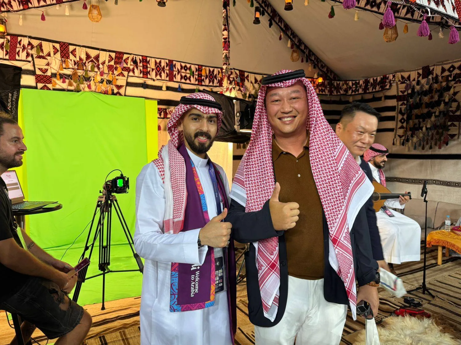 الحاضرون من سكان هونغ كونغ يتجمهرون على خيمة الثقافة السعودية (الشرق الأوسط)