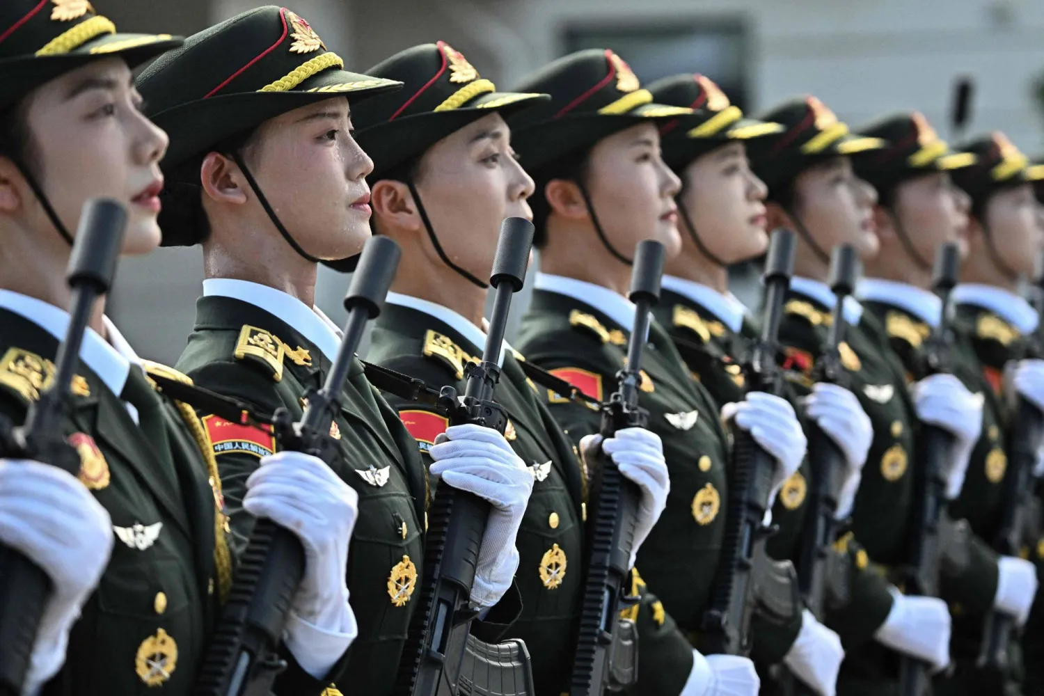 أفراد من الجيش الصيني يشاركون في بروفة قبل العرض العسكري الذي يحيي الذكرى الثمانين لانتصار حرب المقاومة الشعبية الصينية ضد العدوان الياباني والحرب العالمية ضد الفاشية والذي سيقام في 3 سبتمبر (أ.ف.ب)