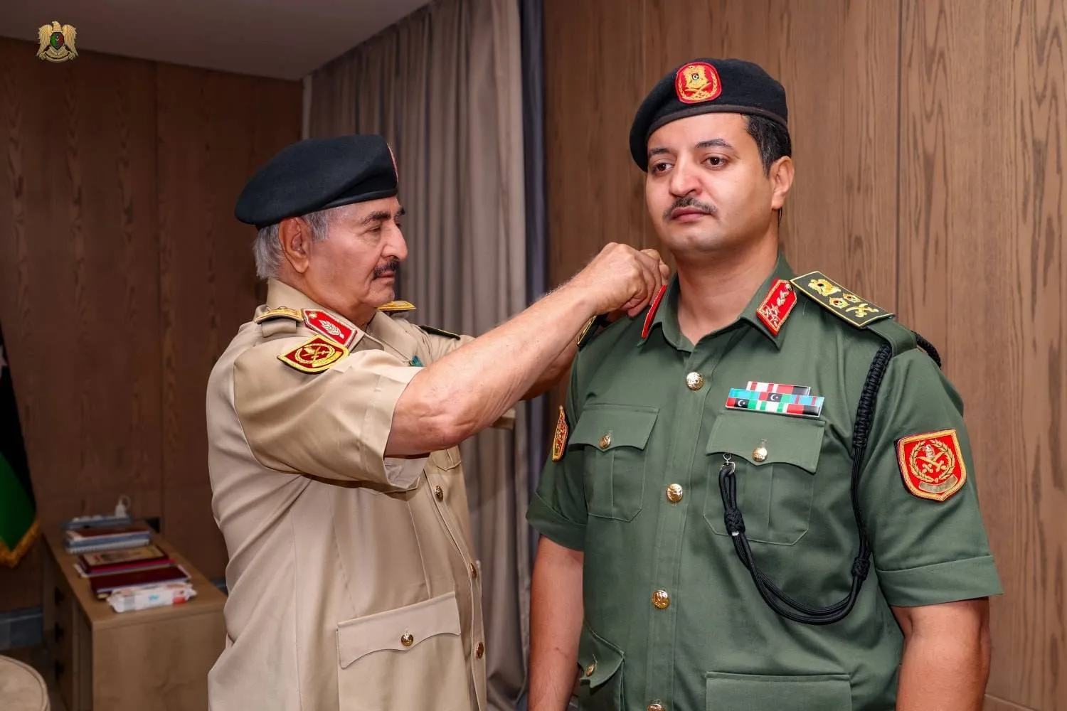القائد العام لـ«الجيش الوطني الليبي» المشير خليفة حفتر يقلد نجله خالد رتبة فريق أول مع ترقيته لمنصب رئيس الأركان (إعلام القيادة)