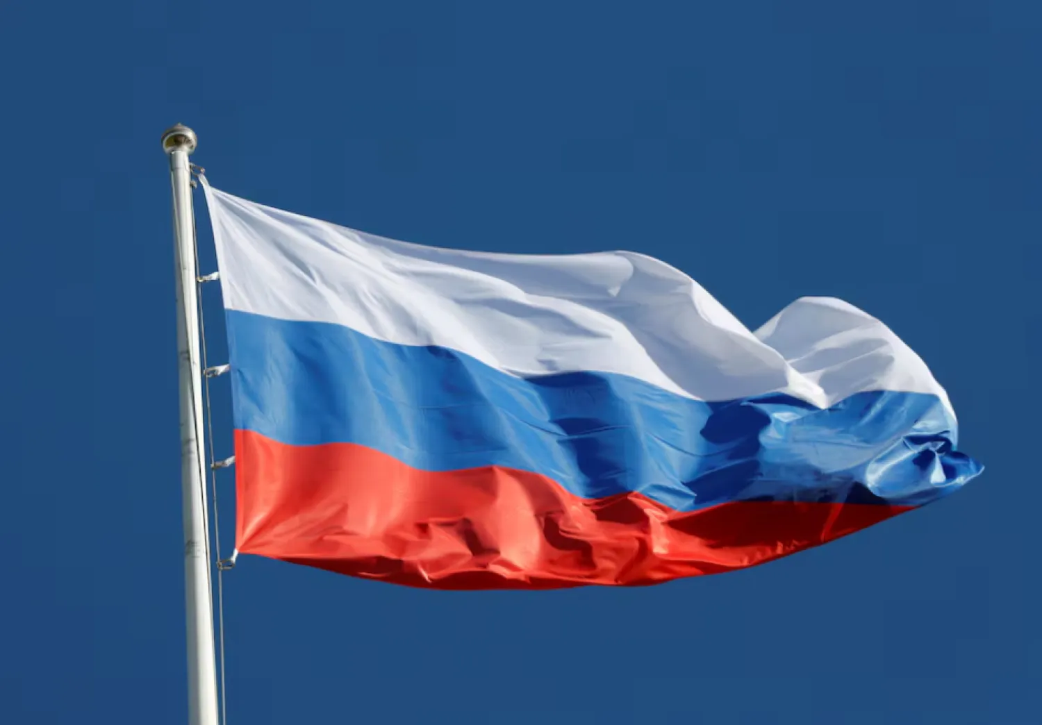 A view shows the state flag of Russia before a meeting of Russian President Vladimir Putin with French President Emmanuel Macron in St. Petersburg, Russia May 24, 2018. REUTERS/Grigory Dukor 