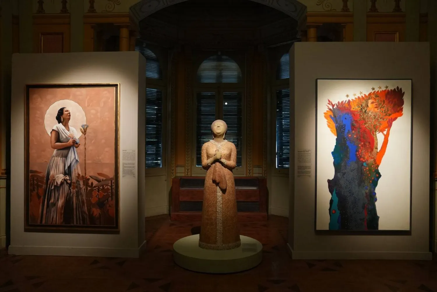 تمثال لأم كلثوم يتوسط لوحات عنها بمعرض «صوت مصر» (وزارة الثقافة المصرية) 