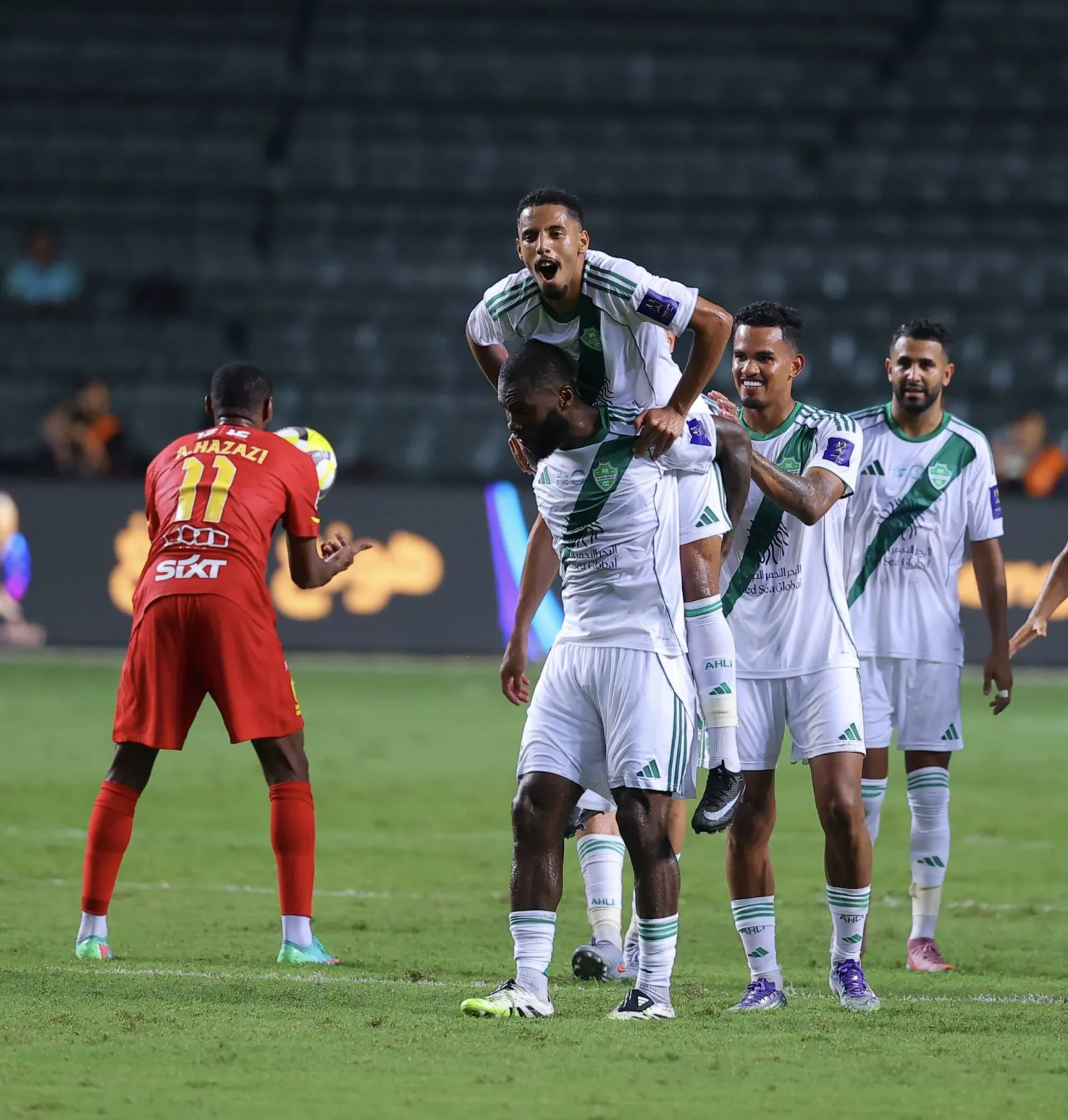 فرحة أهلاوية بهدف كيسيه (تصوير: عبد العزيز النومان)