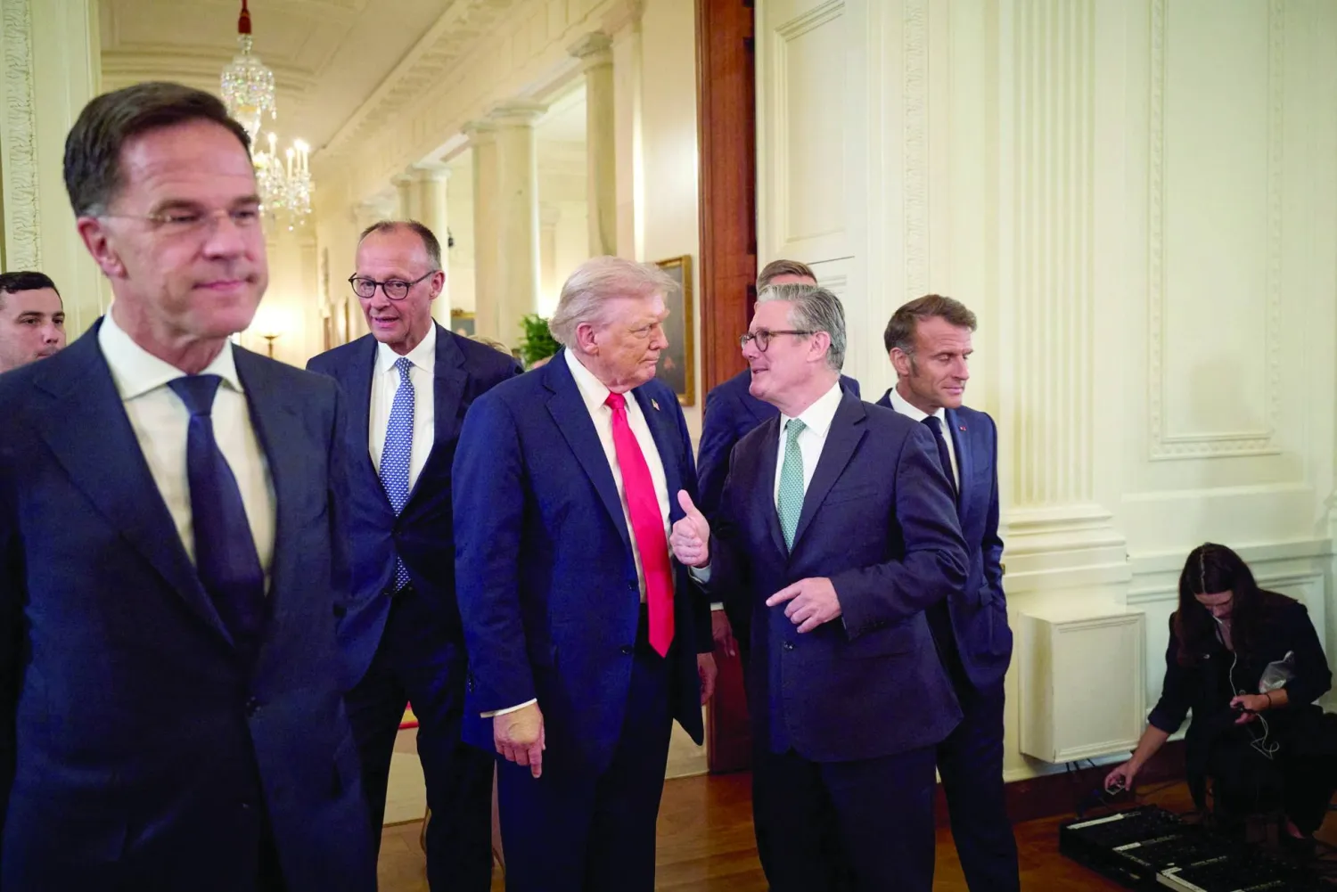 ترمب مع قادة أوروبيين والأمين العام لحلف شمال الأطلسي في أثناء سيرهم خلال اجتماع حول مفاوضات لإنهاء الحرب الروسية بأوكرانيا (رويترز)