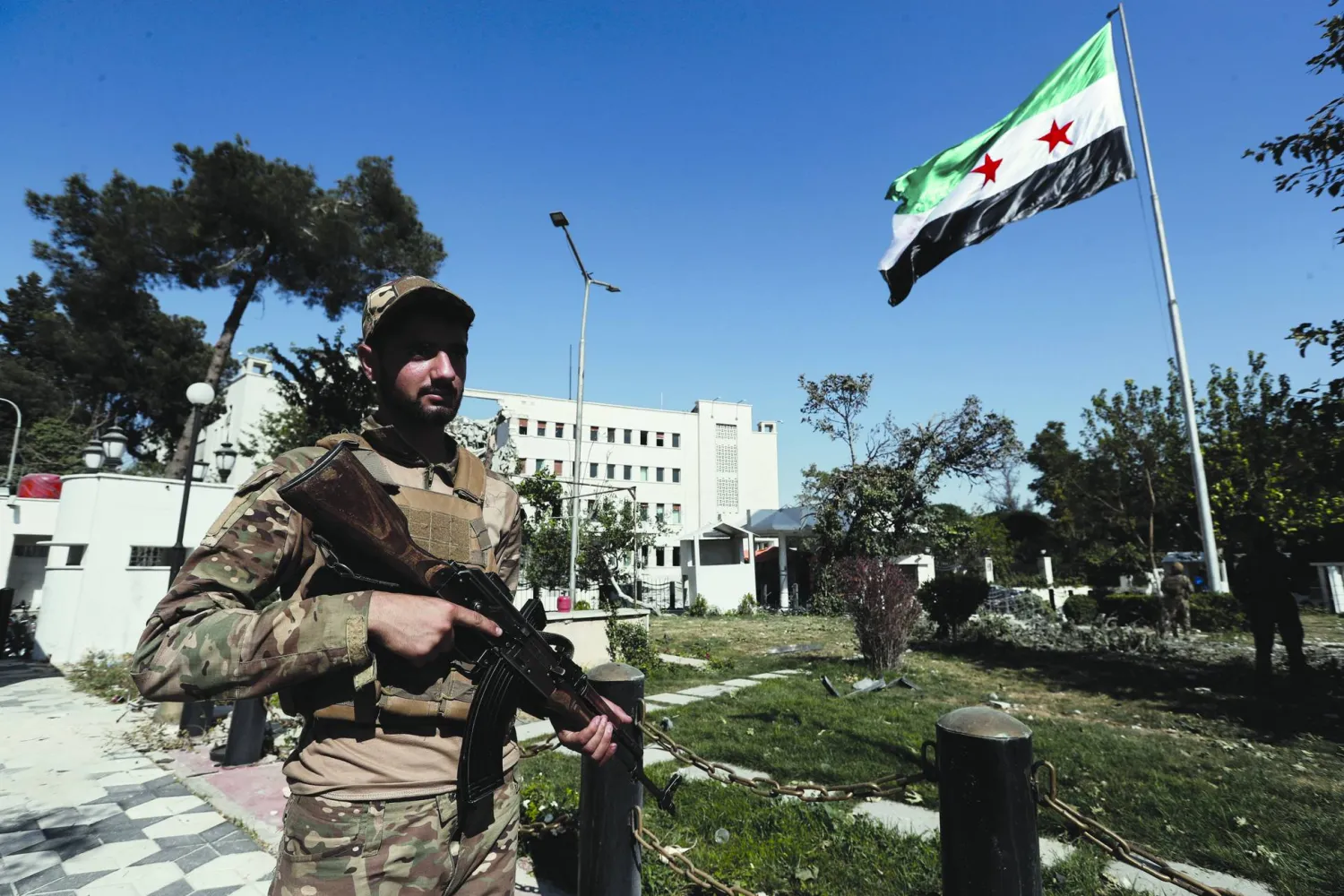 العلم السوري يرفرف أمام مبنى وزارة الدفاع في دمشق بعدما تعرض لقصف إسرائيلي 19 يوليو (أ.ب)

